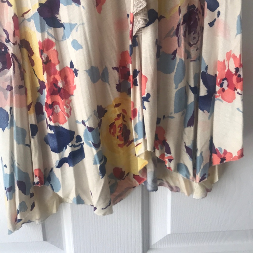 Floral spring Anthro top - Picture 3 of 3